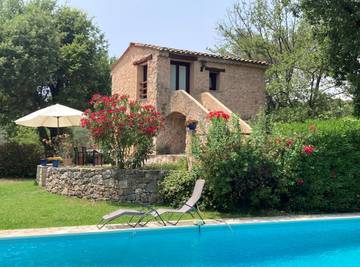Gîte pour 4 personnes, avec terrasse ainsi que piscine et jardin à Roquefort-les-Pins
