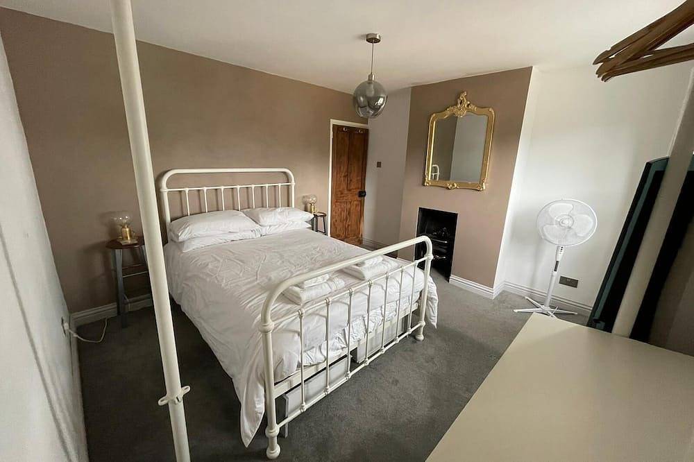 Cosy cottage getaway.  A stones throw from 1349 hectares of beautiful heathland. in Ash (Guildford), Guildford
