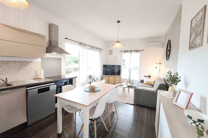 Gîte pour 4 personnes, avec terrasse, adapté aux familles dans Plage d'Agosta - 4