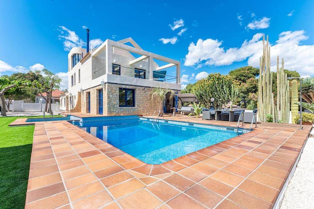 Superior Villa in Vistahermosa (Alicante), Alicante