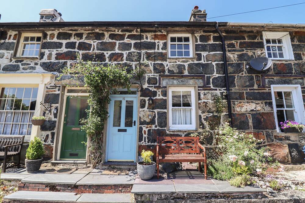 Llygoden Cottage, pet friendly, with open fire in Beddgelert in Beddgelert, Snowdonia