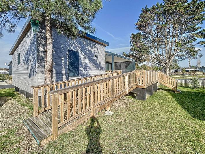 Chalet pour 6 personnes, avec terrasse ainsi que piscine et jardin