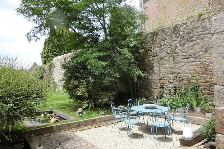 Location de vacances pour 6 personnes, avec balcon et jardin, animaux acceptés à Hédé-Bazouges