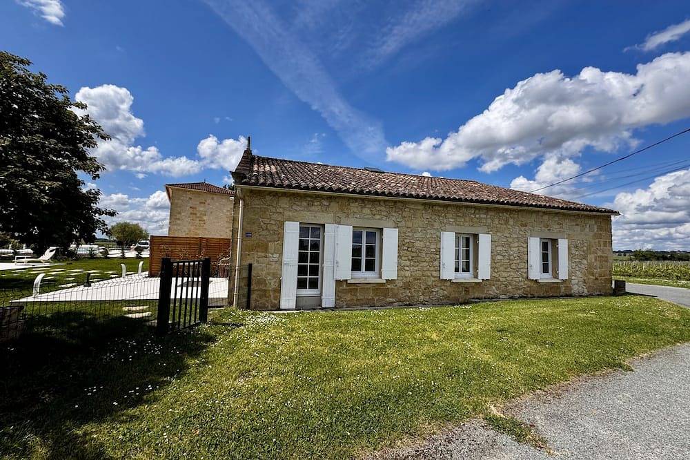 Luxury 3-bedroom king-size house with pool view in Saint-Sulpice-de-Faleyrens, Libourne region
