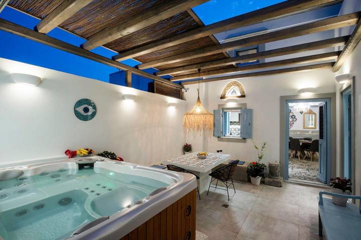 Ferienhaus für 6 Personen, mit Terrasse und Pool sowie Whirlpool in Koskinou