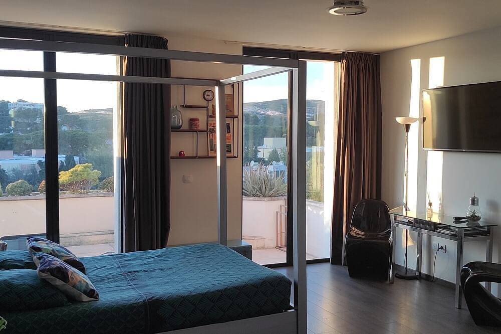 Appartement entier, Grand studio terrasse de standing, pleine vue village et proche mer in Carry-le-Rouet, Côte méditerranéenne (France)
