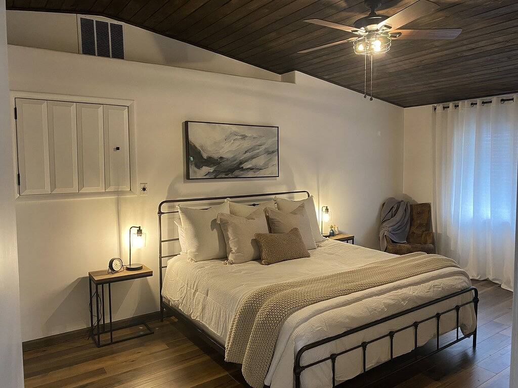 Adorable 1 Br Guest Suite w/ Fireplace & Patio in Munds Park, Oak Creek Canyon