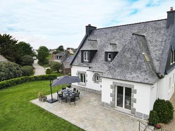 Gîte pour 8 personnes, avec terrasse et jardin à Garlan