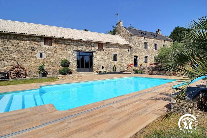 Gîte pour 10 personnes, avec Terrasse ainsi que Jardin et Piscine à Saint-Avé