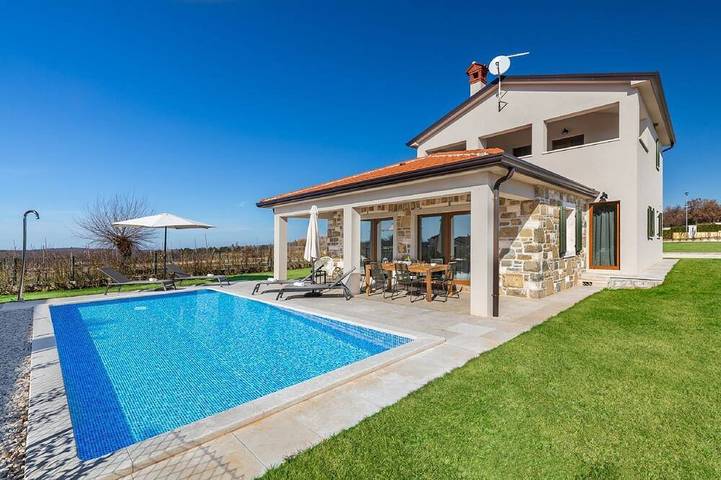 Ferienhaus für 8 Personen, mit Terrasse und Garten sowie Pool