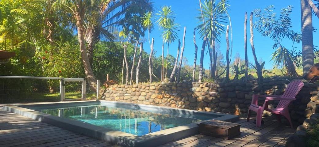 Chambre d’hôte pour 5 personnes, avec piscine et jardin ainsi que vue et terrasse dans Tontouta