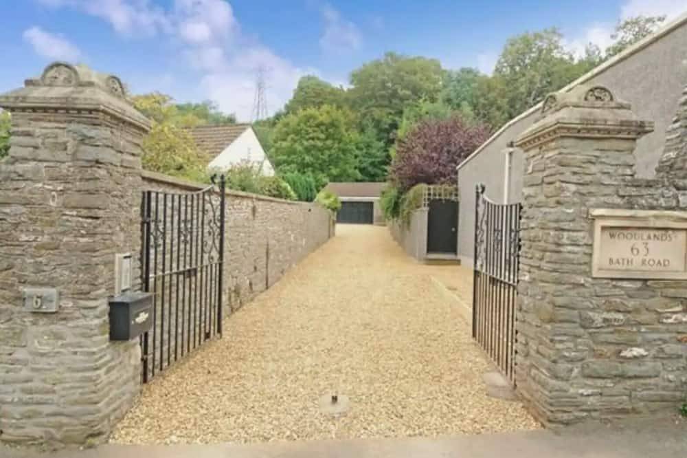 Modern Property with Indoor Swimming Pool in Oldland, South Gloucestershire
