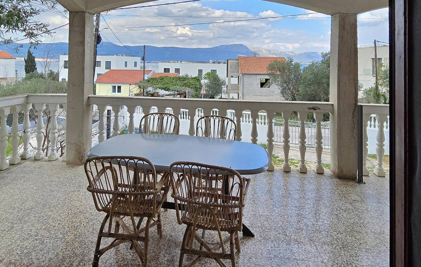 Ganze Ferienwohnung, Charmantes Apartment mit Terrasse, 1,5 km vom Strand von Lumbrelin entfernt in Slatine, Ciovo