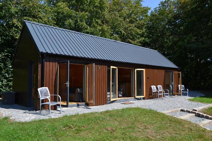 Holiday letting for 4 people, with lake view and garden as well as view in Cheshire