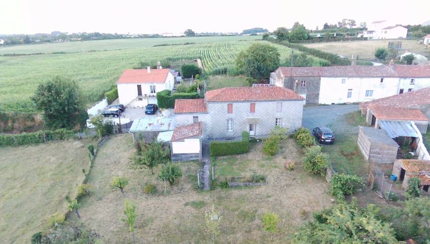 Gîte pour 6 personnes, avec jardin et terrasse à Montournais