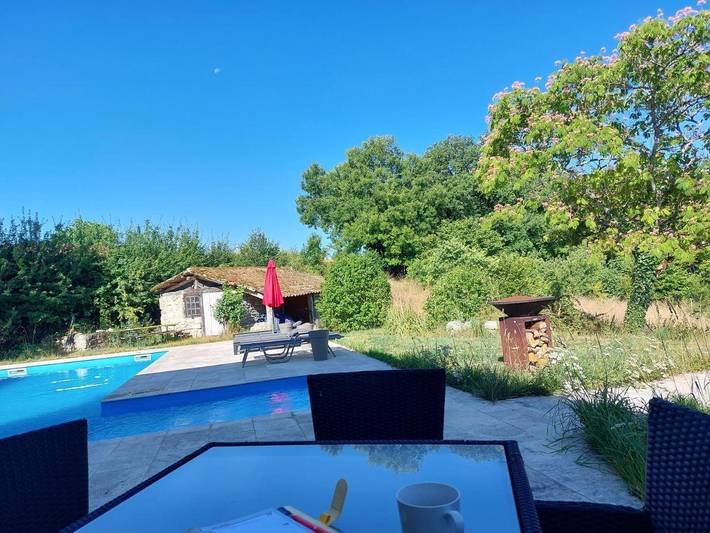 Location de vacances pour 2 personnes, avec vue ainsi que piscine et jardin à Lacour - 4