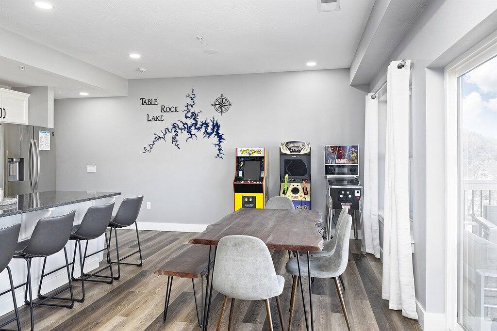 Large-group Retreat w/Hot Tub, 2 Kitchens, Grill in Table Rock Lake