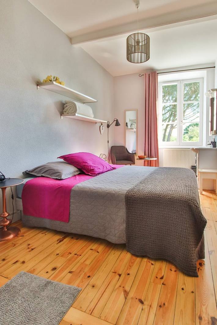 Chambre d’hôte pour 2 personnes, avec Jardin ainsi que Piscine et Vue sur le lac dans la Loire - 2