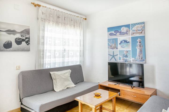 Apartamento entero, Apartamento 'Mediterranean View 2-4' cerca de la playa con balcón y Wi-Fi in Platja del Port (Llanca), Llansá