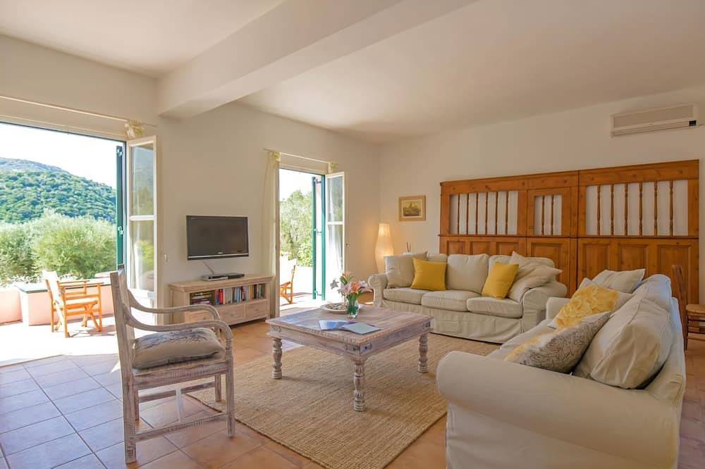 Bright Beachfront Villa with Direct Access near Vathy and Taverna in Griechenland