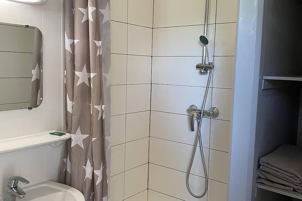 Ganze Wohnung, 24m2 Etage-Apartment-Ensuite mit Dusche-Meerblick in La Capte, Hyeres