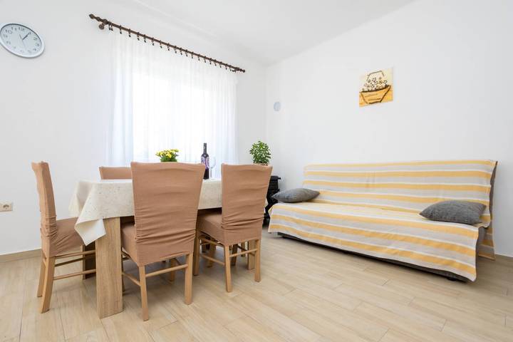 Ganze Wohnung, Apartment Andjelko - Meerblick, 60 Meter vom Meer, haustierfreundlich, mit Balkon und Terrasse, privater Parkplatz in Silo (Krk), Krk