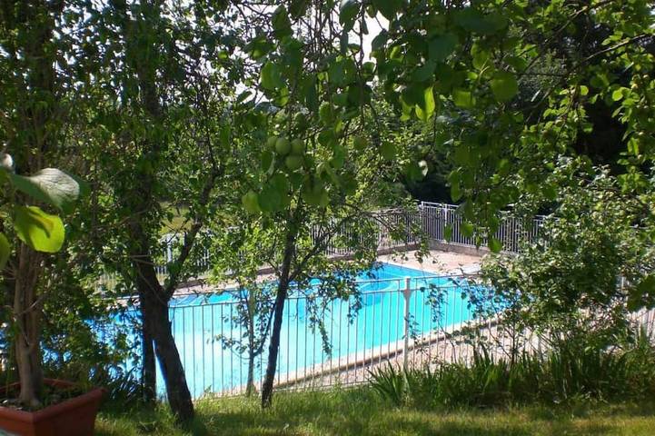 Location de vacances pour 5 personnes, avec piscine et jardin à Taïx