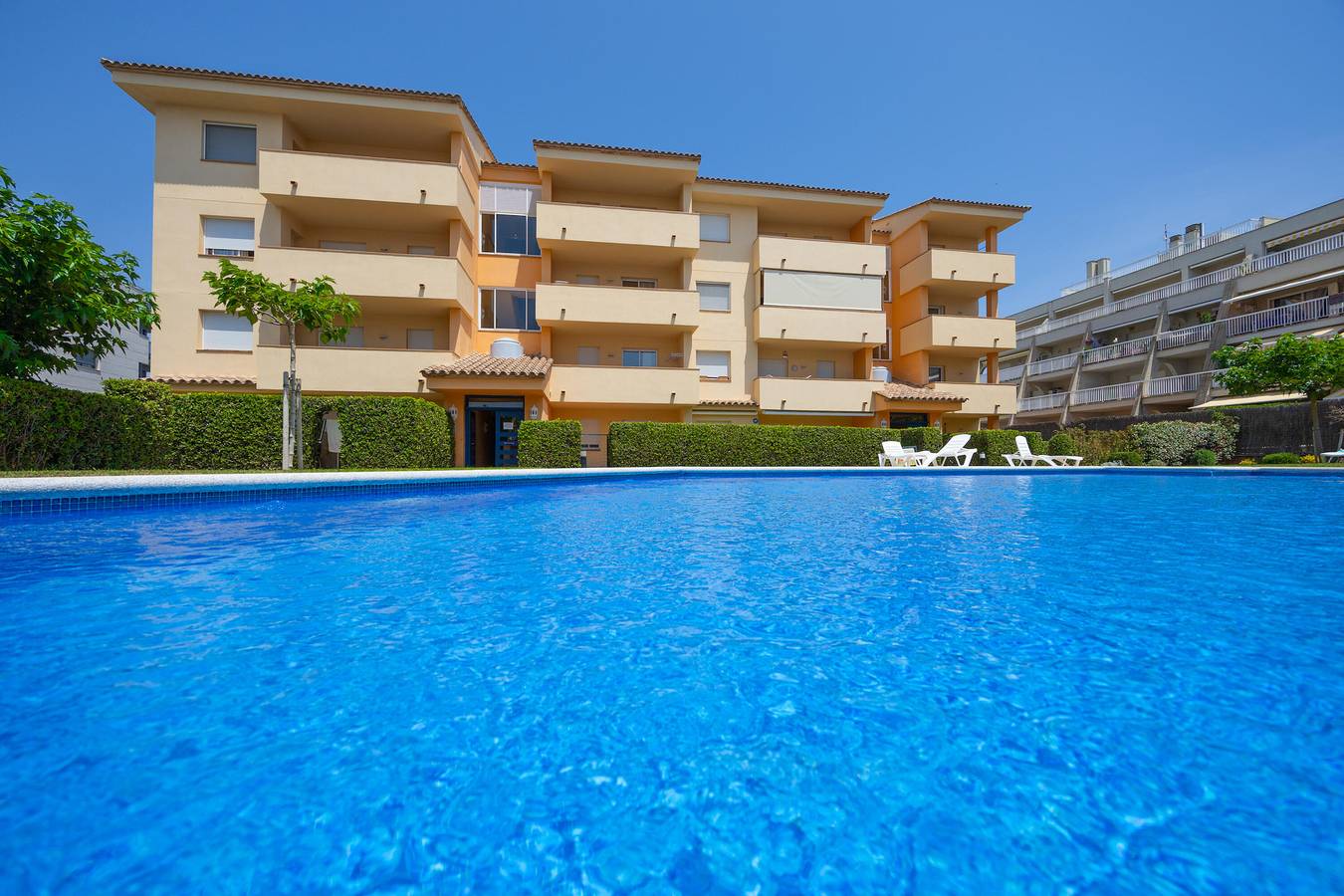 Apartamento entero, Ref. Clota Mar: Amplio piso con vistas al mar, piscina y parking a 150 metros de la playa in La Escala, Alt Empordà