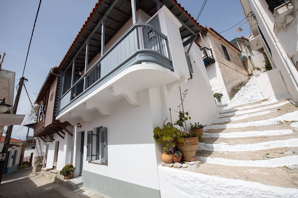 A beautiful, newly renovated, fully equipped traditional house in Glossa in Glossa, Sporaden