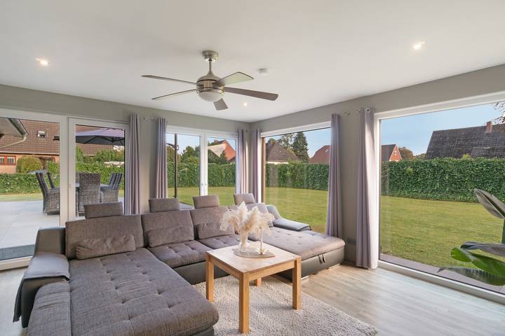 Ferienhaus 'Neeborg' mit privater Terrasse, privatem Garten und WLAN in Zetel, Südliche Nordseeküste