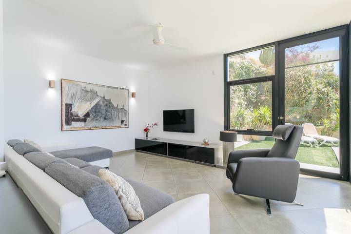 Villa Olivia con vistas espectaculares al mar y la costa in Campello, Costa Blanca