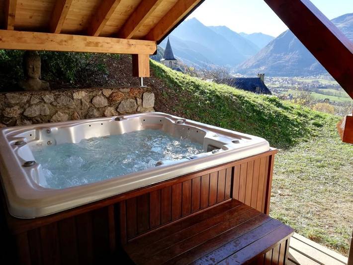 Gîte pour 15 personnes, avec Balcon et Jacuzzi ainsi que Terrasse et Jardin à Camparan