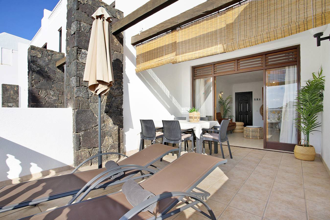Entire apartment, Holiday Apartment "Perla del Playa Grande" with Sea View, Shared Pool & Wi-Fi in Puerto del Carmen, Tías