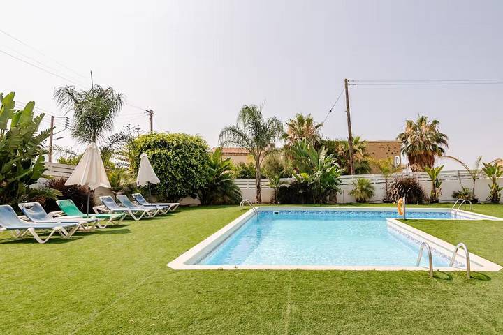 Gîte pour 3 personnes, avec Balcon et Terrasse ainsi que Jardin et Piscine dans Oróklini