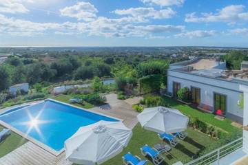 Cottage pour 6 personnes, avec piscine ainsi que jardin et terrasse dans Estoi