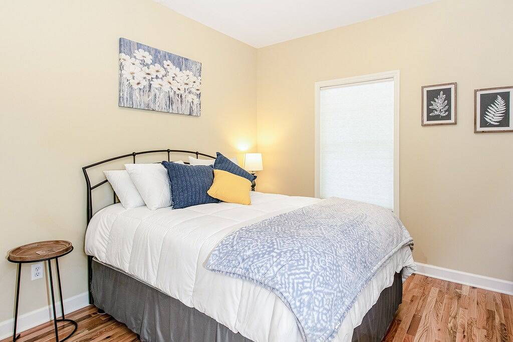 All-new cottage with deck, grill, & washer/dryer - near downtown & Rail Trail in Hendersonville, Henderson County (NC)