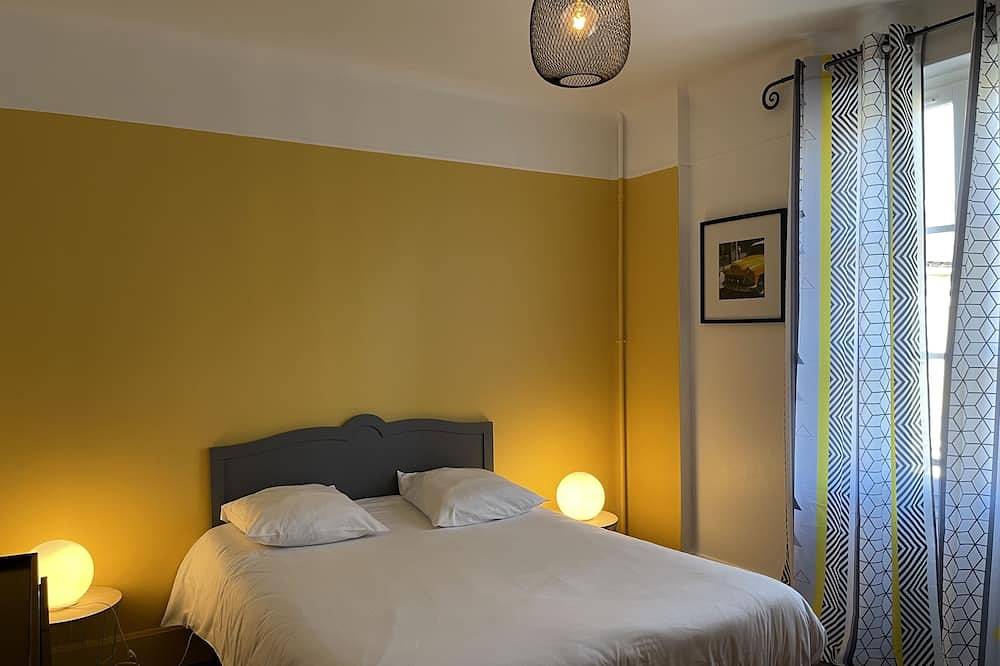 Apartamento entero, Le Temple-Apartamento-Apartamento-Baño en la habitacion-Vista a la Ciudad in Auxerre, Auxerre region