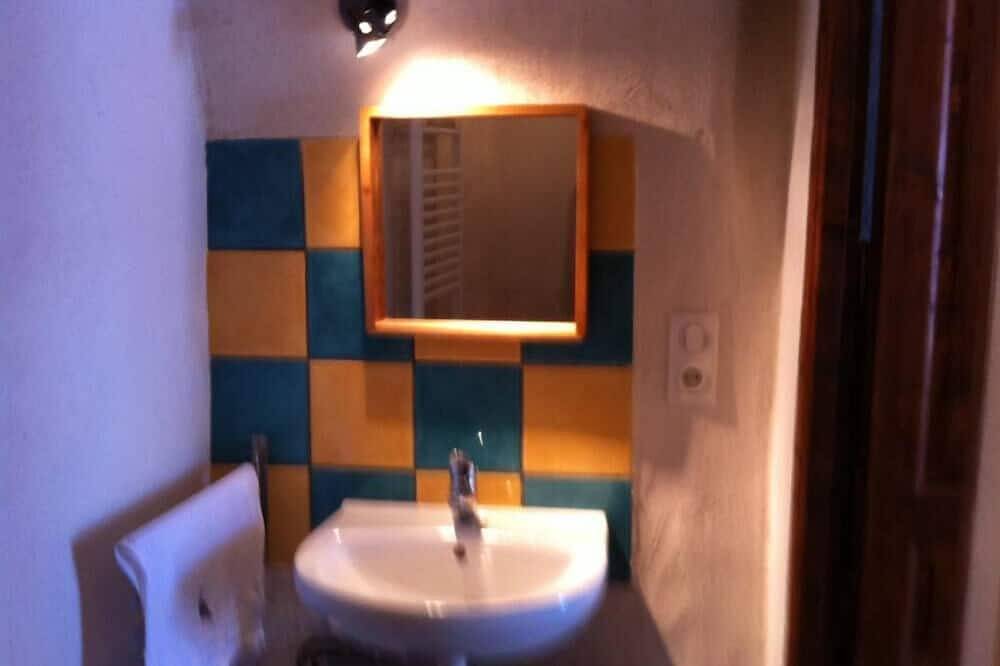 Apartamento entero, Vars Sainte Catherine: El encanto de un apartamento en una casa antigua in Vars (station de ski), Vars
