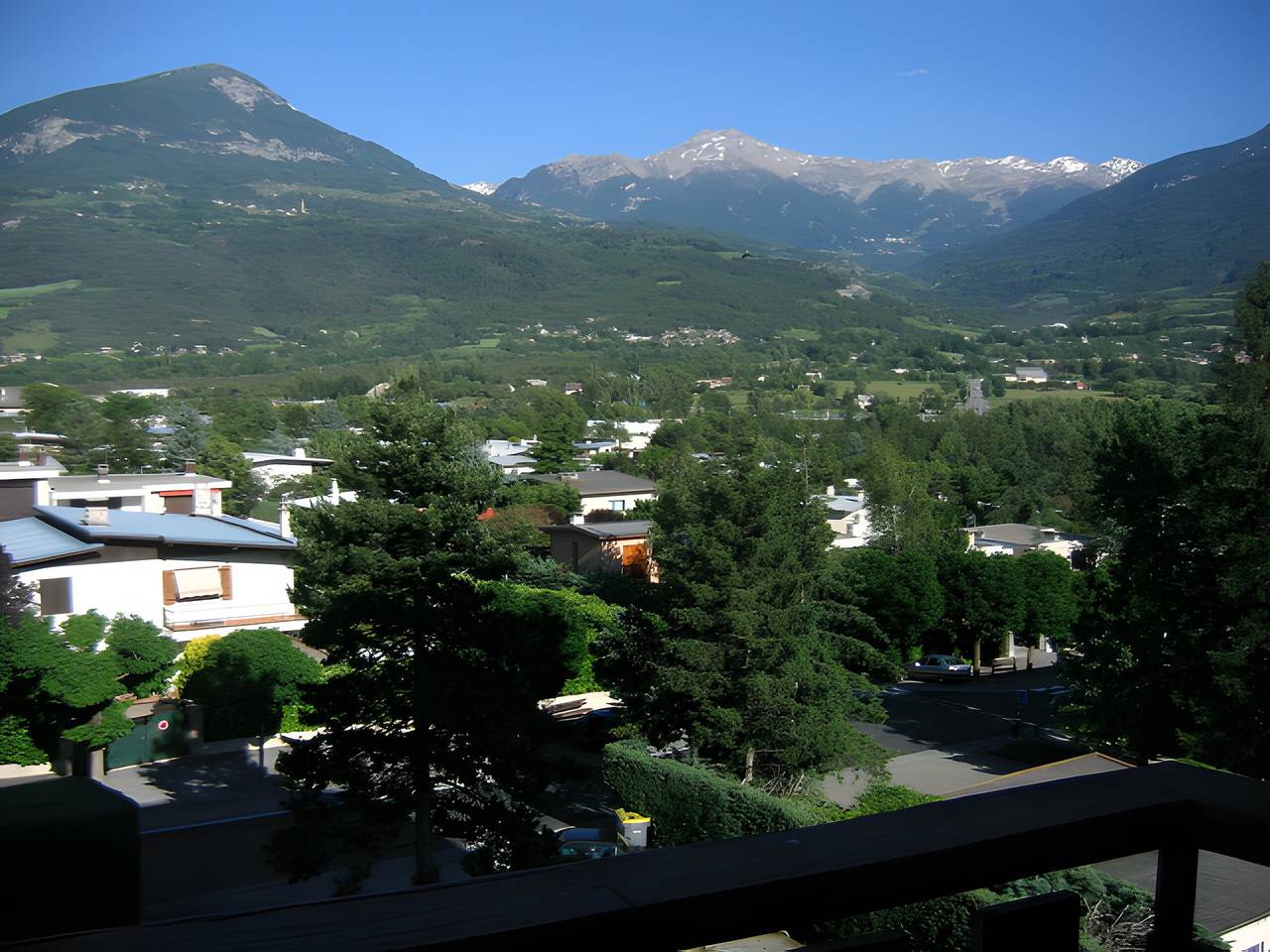 Ganze Wohnung, „Aux Aurores“ – Charmante Wohnung mit Balkon und Bergblick in Embrun, Nationalpark Écrins