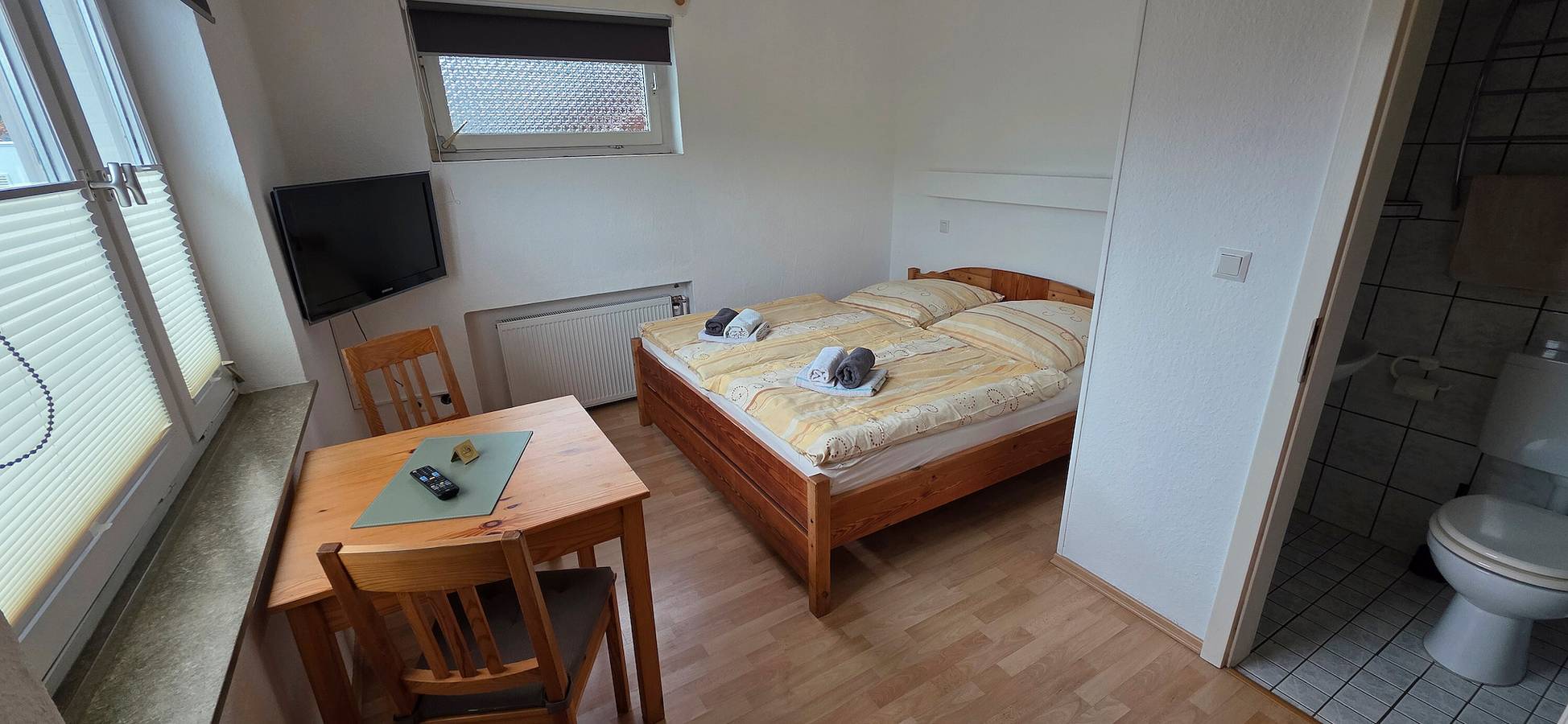 Zimmer 'Doppelzimmer 1' mit gemeinsamer Terrasse, privatem Garten und Wi-Fi in Sahlenburg, Cuxhaven