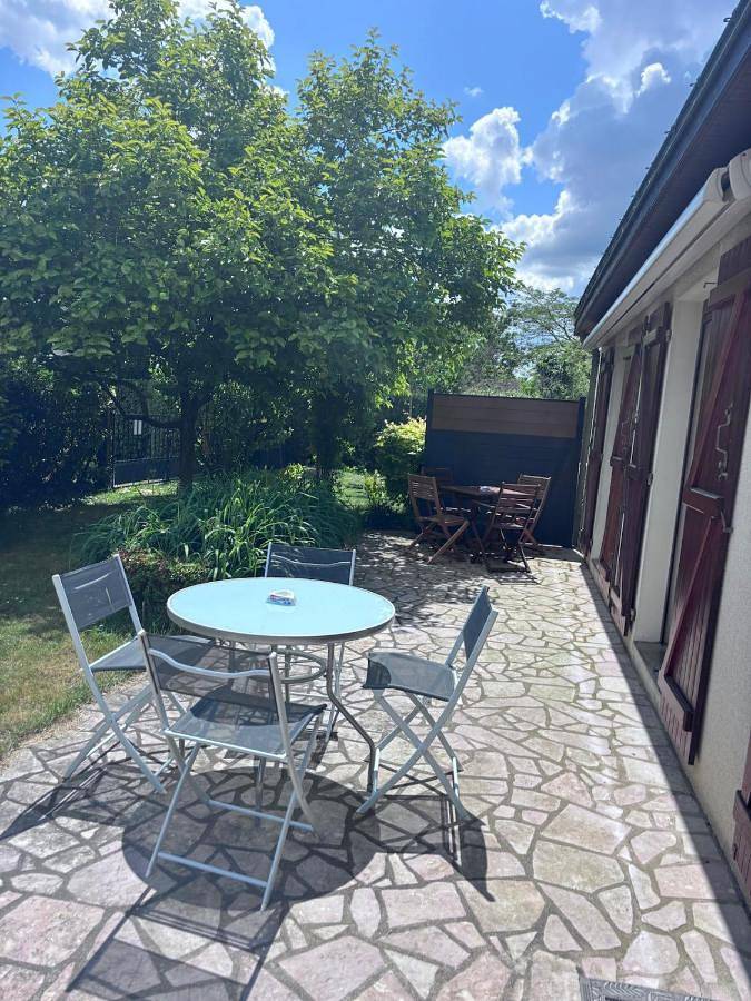 Location de vacances pour 9 personnes, avec jardin et terrasse à Villebernier