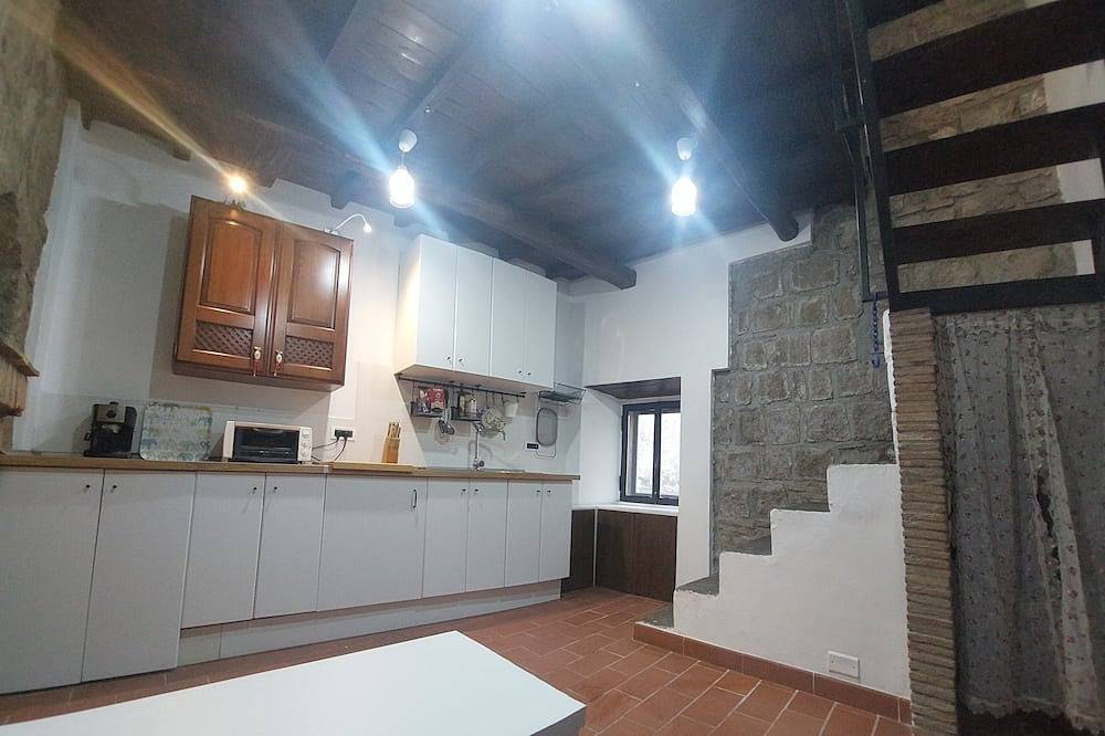 Entire apartment, Medieval style house in the historic center in Viterbo, Viterbo Province