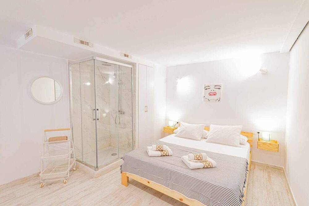 Entire apartment, Suncastle Romantic Loft! in El Barrio, Alicante