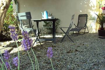 Gîte pour 2 personnes, avec piscine et jardin à Sarrians