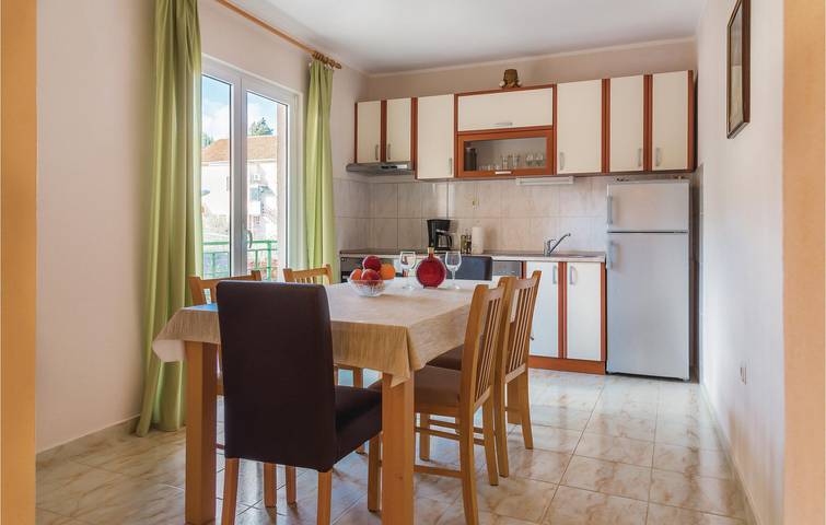 Ganze Ferienwohnung, Charmantes Apartment mit Terrasse in der Nähe des Flusses Krka und des Prokljansko-Sees in Raslina, Šibenik-Knin