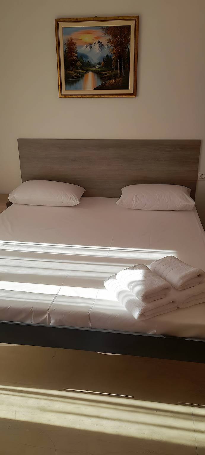 Ruime kamer met slaapbank vlak bij luchthaven Kalamata, Messinia in Kalamata, Messenia