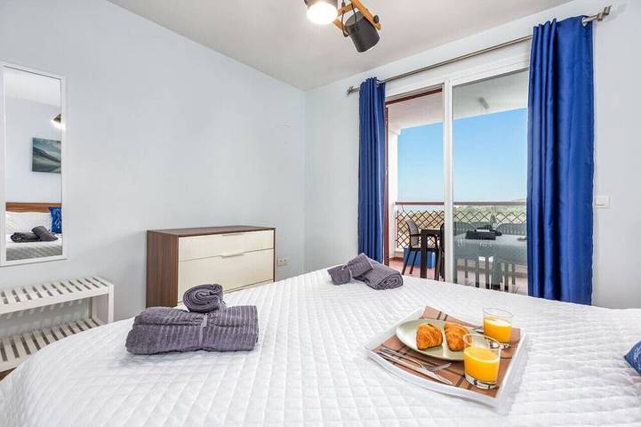 Ganze Wohnung, Relax in our luxury home | Terrace, Pool & Parking in Playa de La Alcaidesa, San Roque