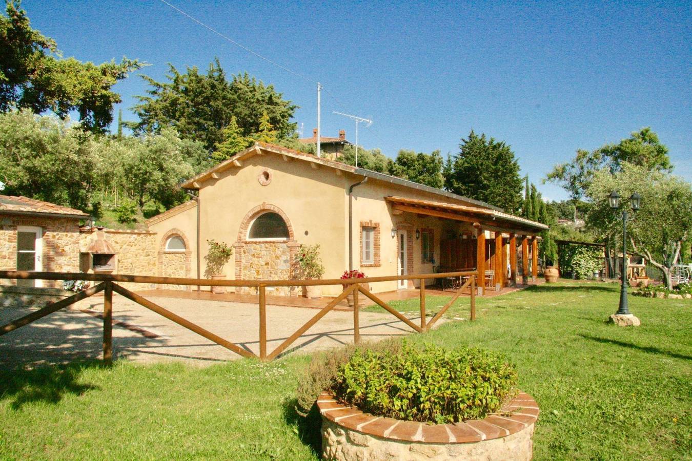 Villa al Sole' estate with shared pool in Pomarance, Province de Pise
