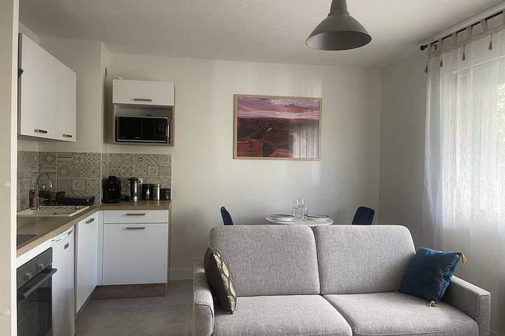 Appartement entier, Au calme et proche centre-ville, studio rénové avec équipements neufs et parking in Gap, Région de Gap