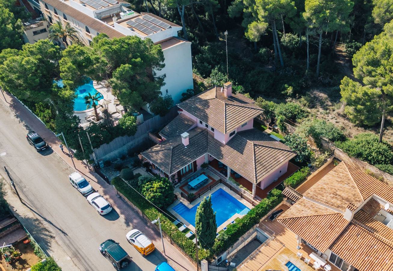 Villa Damar with Pool, Garden, Terrace, Balcony, A/C & Wi-Fi in Can Picafort, Santa Margalida